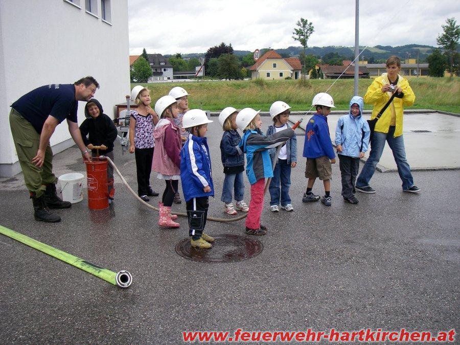 43 Kindergartenkinder besuchen die Feuerwehr