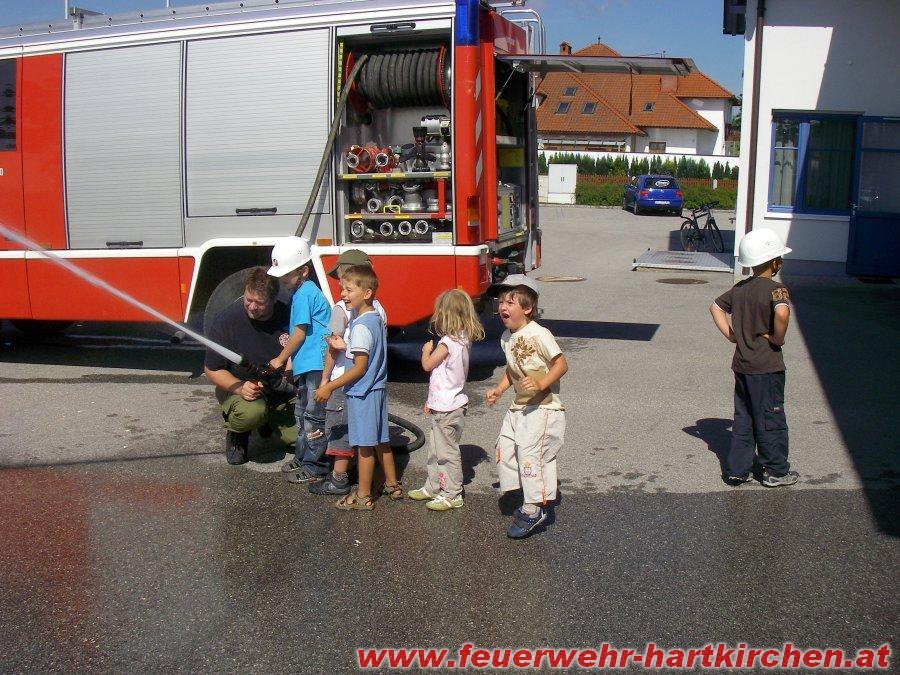 43 Kindergartenkinder besuchen die Feuerwehr