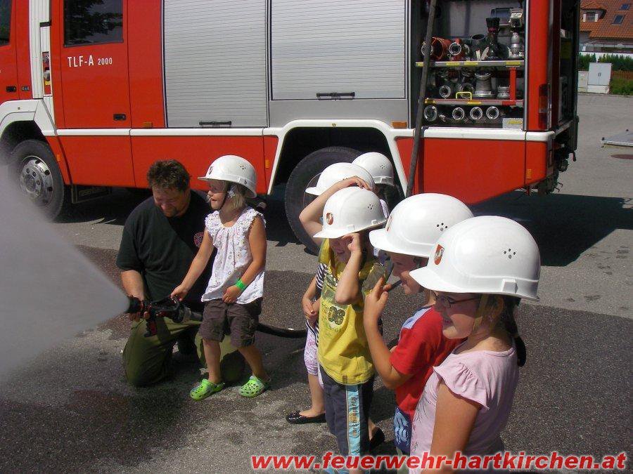 43 Kindergartenkinder besuchen die Feuerwehr
