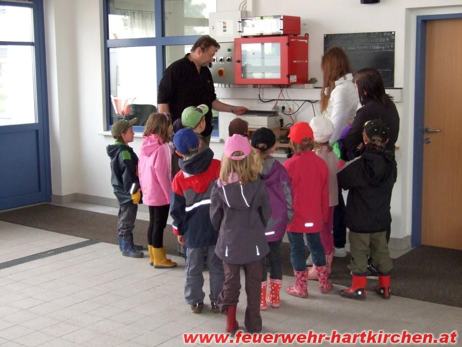 Kindergarten besucht die Feuerwehr